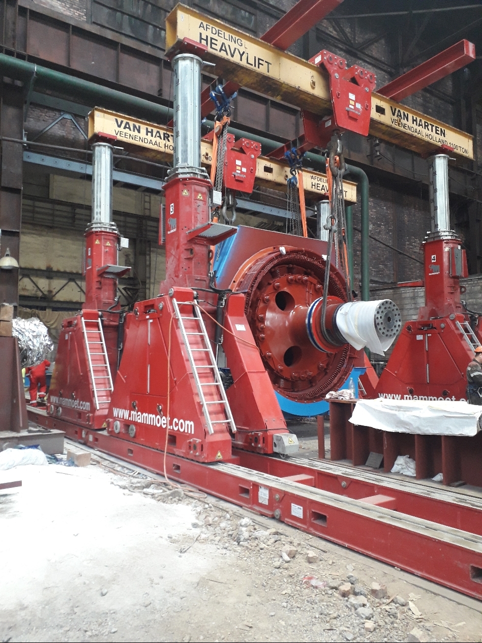 Heavy generator stator handled with hydraulic gantry systems